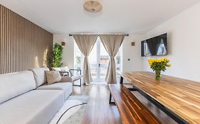 Arte Stays Serviced Houses Stratford - 3 Bedrooms 2 Bathrooms Houses London, Stratford, Maryland, Free Parking, Garden, Weekly Or Monthly Stays - Up To 8 Guests